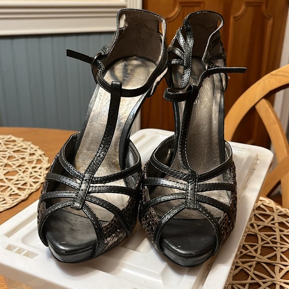 Well-worn Arden B stiletto open to platform ankle strap size 8 - Picture 3 of 5